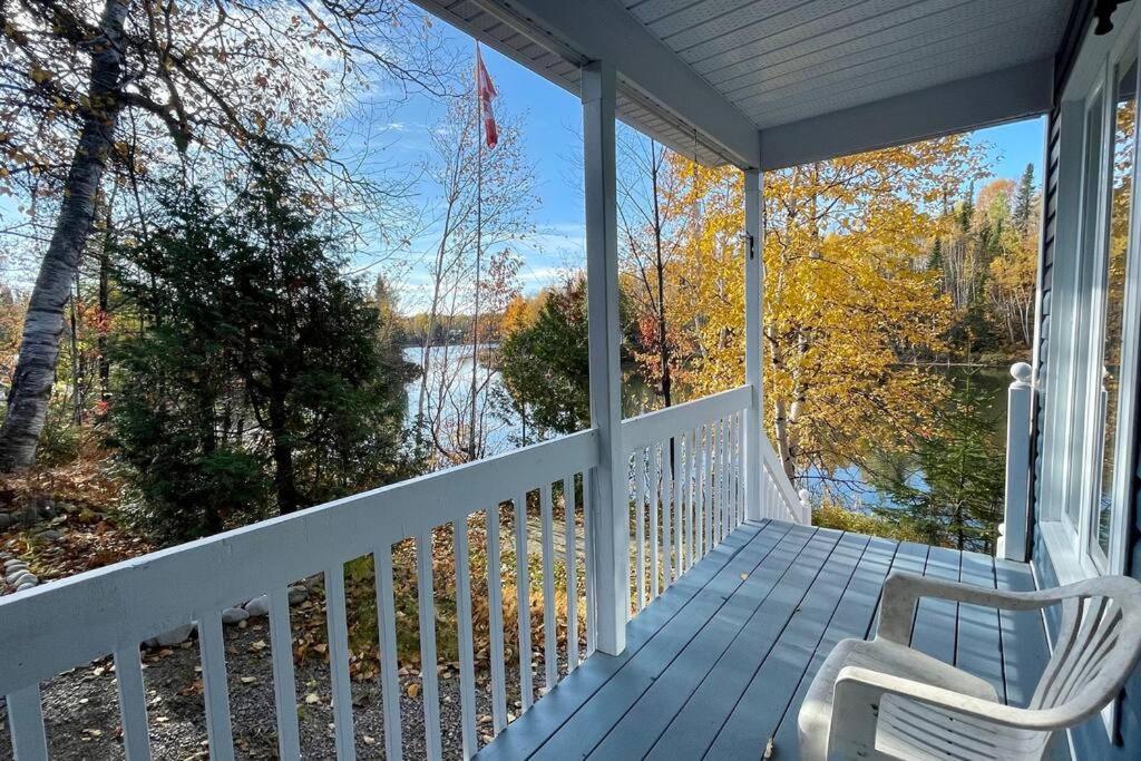 Le Chalet Bleu, Aux Pieds Des Monts-Valin Saint-David-de-Falardeau Exterior foto